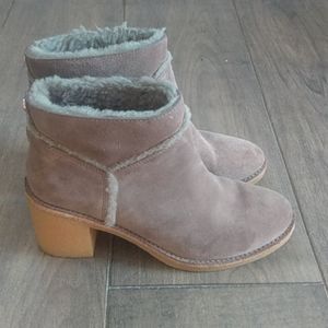 Ugg Kasen Tan suede gray shearling Ankle boots